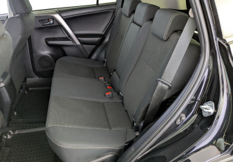 Подержанный автомобиль Toyota RAV4 2017 года (12 фото)