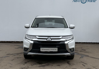 Подержанный автомобиль Mitsubishi Outlander 2016 года (2 фото)