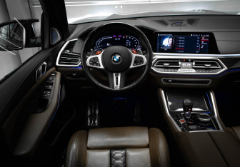 Подержанный автомобиль BMW X5 M 2022 года (9 фото)