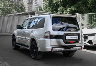 Подержанный автомобиль Mitsubishi Pajero 2019 года (6 фото)