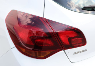 Подержанный автомобиль Opel Astra Hatchback 2011 года (22 фото)