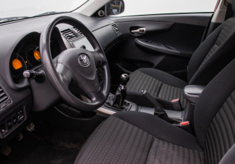 Подержанный автомобиль Toyota Corolla Sedan 2008 года (10 фото)