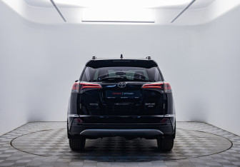 Подержанный автомобиль Toyota RAV4 2016 года (6 фото)