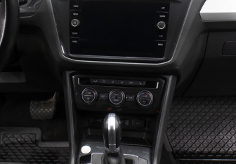 Подержанный автомобиль Volkswagen Tiguan 2018 года (16 фото)