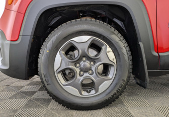 Подержанный автомобиль Jeep Renegade 2018 года (13 фото)