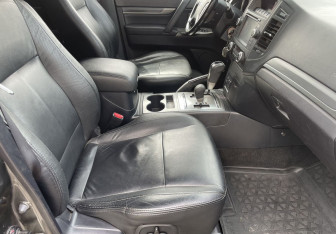 Подержанный автомобиль Mitsubishi Pajero 2012 года (9 фото)