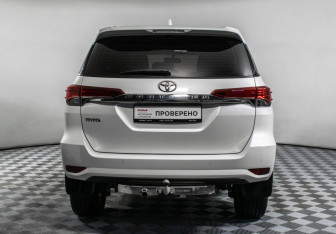 Подержанный автомобиль Toyota Fortuner 2021 года (6 фото)