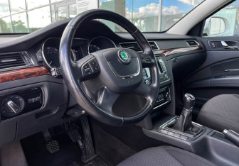 Подержанный автомобиль Skoda Superb Liftback 2013 года (13 фото)