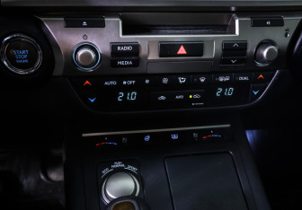 Подержанный автомобиль Lexus ES 2015 года (17 фото)