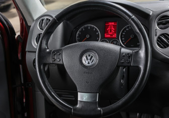 Подержанный автомобиль Volkswagen Tiguan 2009 года (17 фото)
