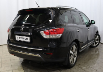 Подержанный автомобиль Nissan Pathfinder 2014 года (4 фото)