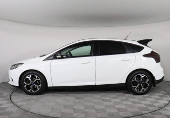 Подержанный автомобиль Ford Focus Hatchback 2011 года (8 фото)