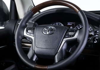 Подержанный автомобиль Toyota Land Cruiser Suv 2015 года (14 фото)