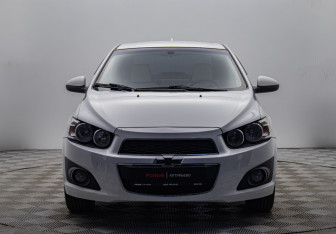 Подержанный автомобиль Chevrolet Aveo Sedan 2015 года (8 фото)