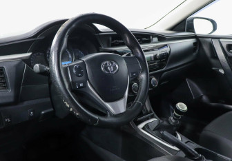 Подержанный автомобиль Toyota Corolla Sedan 2013 года (8 фото)