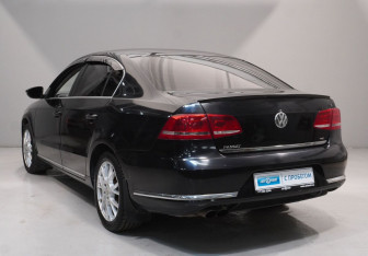 Подержанный автомобиль Volkswagen Passat Sedan 2011 года (7 фото)