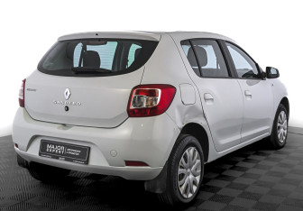 Подержанный автомобиль Renault Sandero 2017 года (5 фото)