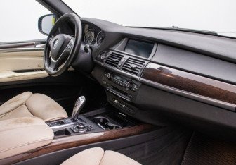 Подержанный автомобиль BMW X5 2011 года (10 фото)