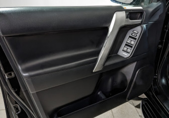 Подержанный автомобиль Toyota Land Cruiser Prado 2019 года (19 фото)