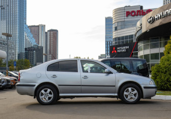 Подержанный автомобиль Skoda Octavia Liftback 2001 года (3 фото)