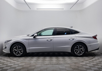 Подержанный автомобиль Hyundai Sonata 2021 года (2 фото)