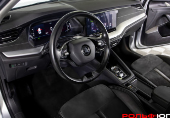 Подержанный автомобиль Skoda Octavia Liftback 2021 года (16 фото)