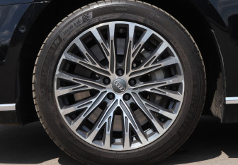 Подержанный автомобиль Audi A8 2019 года (24 фото)