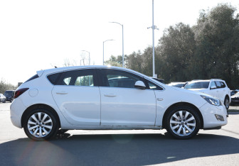 Подержанный автомобиль Opel Astra Hatchback 2010 года (4 фото)