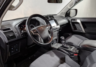 Подержанный автомобиль Toyota Land Cruiser Prado 2019 года (15 фото)
