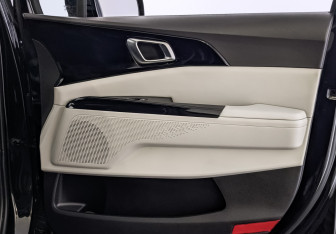 Подержанный автомобиль Kia Carnival 2021 года (24 фото)