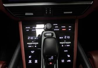 Подержанный автомобиль Porsche Cayenne 2021 года (25 фото)