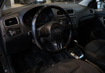 Подержанный автомобиль Volkswagen Polo Sedan 2013 года (12 фото)