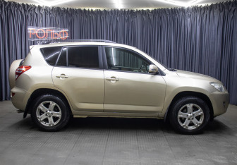 Подержанный автомобиль Toyota RAV4 2009 года (4 фото)