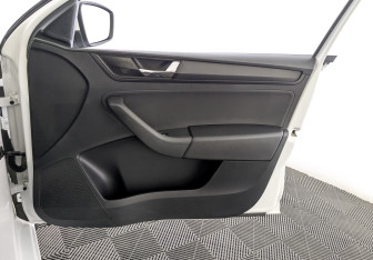 Подержанный автомобиль Skoda Rapid Liftback 2019 года (23 фото)