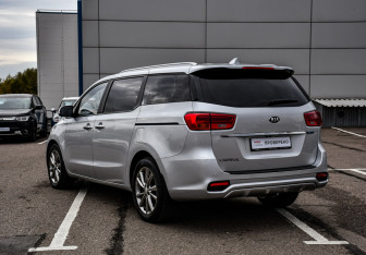 Подержанный автомобиль Kia Carnival 2020 года (7 фото)
