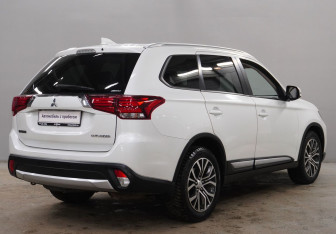 Подержанный автомобиль Mitsubishi Outlander 2018 года (7 фото)