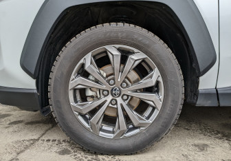 Подержанный автомобиль Toyota RAV4 2024 года (19 фото)