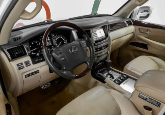 Подержанный автомобиль Lexus LX 2014 года (7 фото)