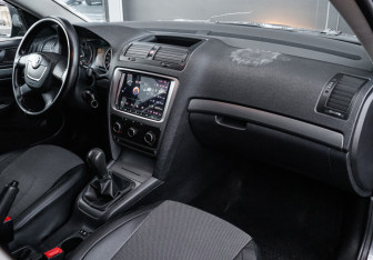 Подержанный автомобиль Skoda Octavia Liftback 2010 года (9 фото)