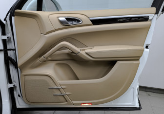 Подержанный автомобиль Porsche Cayenne 2015 года (23 фото)