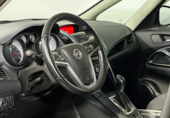Подержанный автомобиль Opel Zafira Compactvan 2013 года (13 фото)