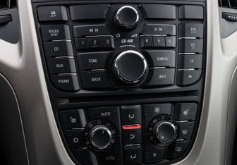 Подержанный автомобиль Opel Astra Hatchback 2011 года (13 фото)