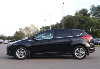 Подержанный автомобиль Ford Focus Hatchback 2013 года (8 фото)