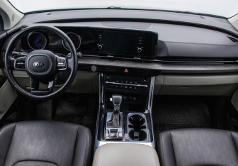 Подержанный автомобиль Kia Carnival 2021 года (13 фото)