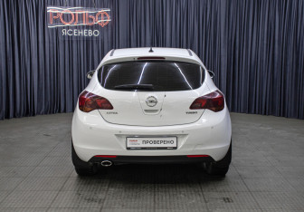 Подержанный автомобиль Opel Astra Hatchback 2011 года (6 фото)