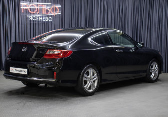 Подержанный автомобиль Honda Accord Coupe 2012 года (5 фото)
