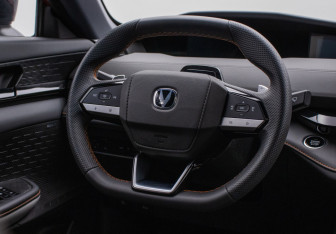 Подержанный автомобиль Changan UNI-V 2023 года (15 фото)