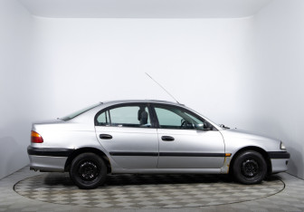 Подержанный автомобиль Toyota Avensis Sedan 1999 года (4 фото)