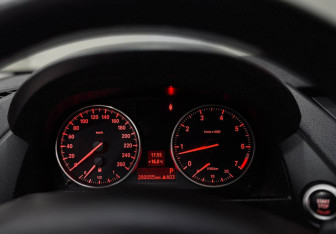 Подержанный автомобиль BMW X1 2013 года (13 фото)