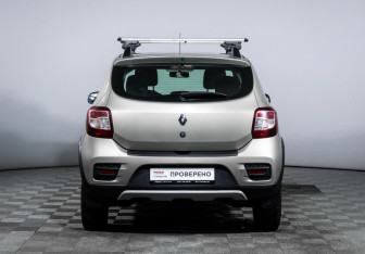 Подержанный автомобиль Renault Sandero 2018 года (6 фото)